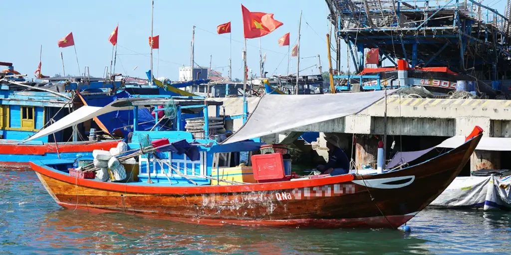 Bảo hiểm thân tàu cá DBV bảo vệ vỏ tàu, máy tàu, ngư lưới cụ trước đâm va, đắm, cháy nổ, bão tố. Xem đối tượng, phạm vi, điều kiện A/B và thủ tục tham gia.