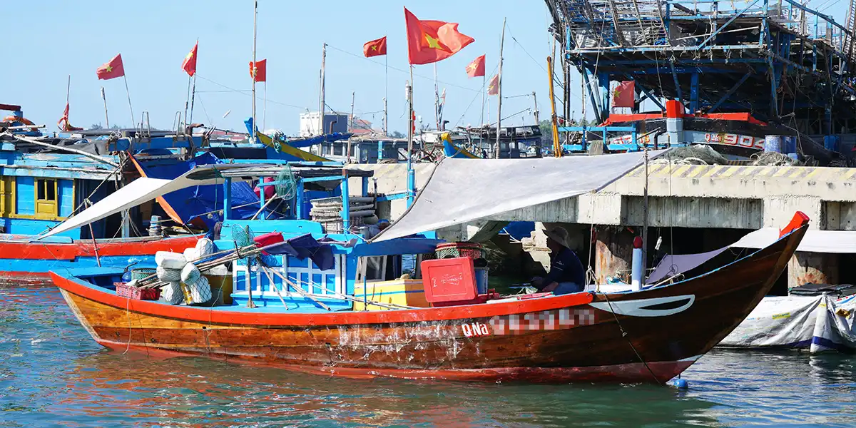 Bảo hiểm thân tàu cá DBV bảo vệ vỏ tàu, máy tàu, ngư lưới cụ trước đâm va, đắm, cháy nổ, bão tố. Xem đối tượng, phạm vi, điều kiện A/B và thủ tục tham gia.
