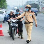 Tìm hiểu cách phân biệt bảo hiểm xe máy thật và giả, nhận diện dấu hiệu bảo hiểm giả, nắm rõ hậu quả khi dùng giấy tờ không hợp lệ, và lựa chọn mua bảo hiểm DBV chính hãng với tra cứu QR, dịch vụ minh bạch, bảo vệ quyền lợi khi lưu thông